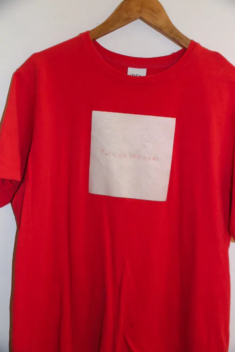 Vintage red turn up the best print mens medium tees